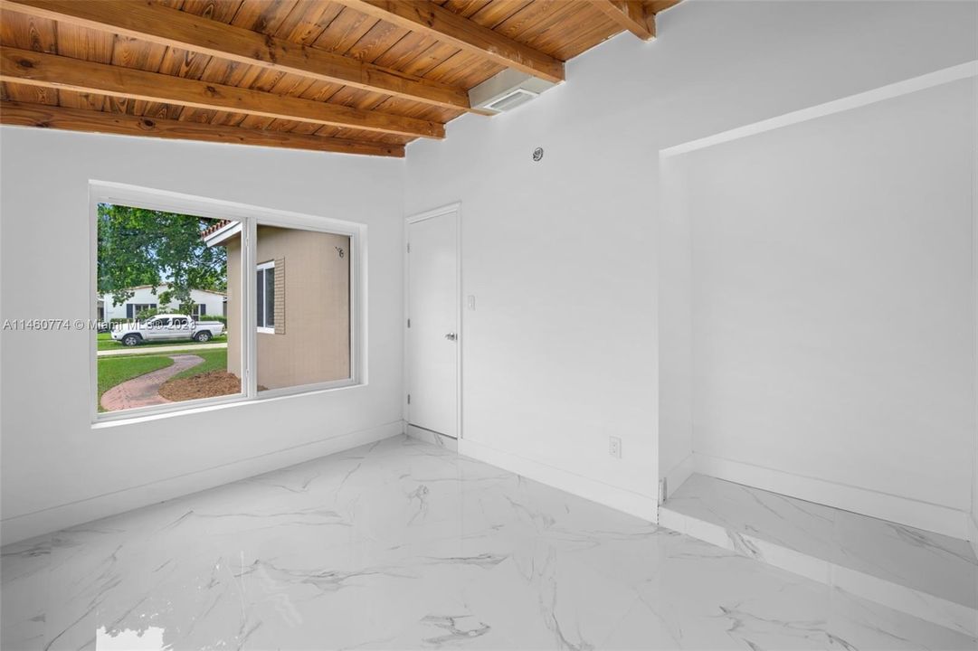 Vendido Recientemente: $649,000 (3 camas, 2 baños, 990 Pies cuadrados)