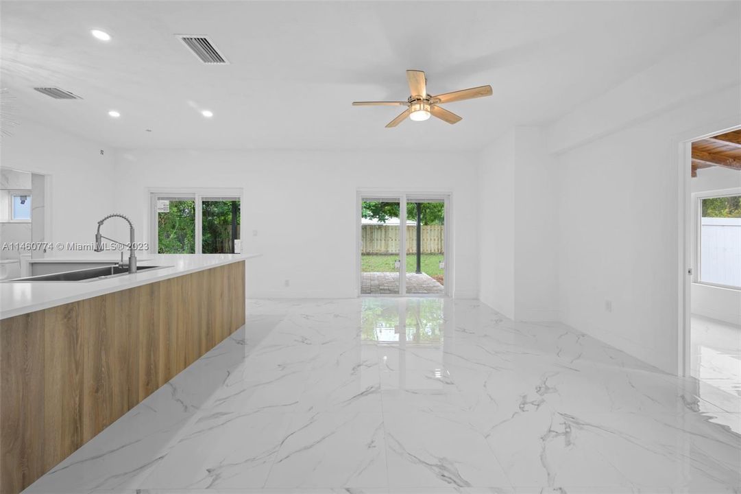 Vendido Recientemente: $649,000 (3 camas, 2 baños, 990 Pies cuadrados)