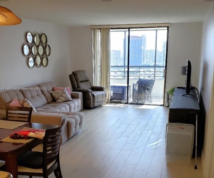 Vendido Recientemente: $300,000 (1 camas, 1 baños, 1000 Pies cuadrados)