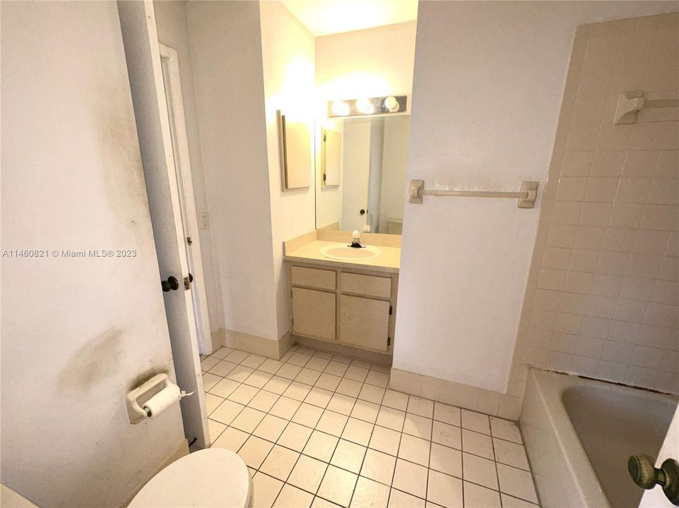 PRIMARY BATHROOM WITH TUB/SHOWER