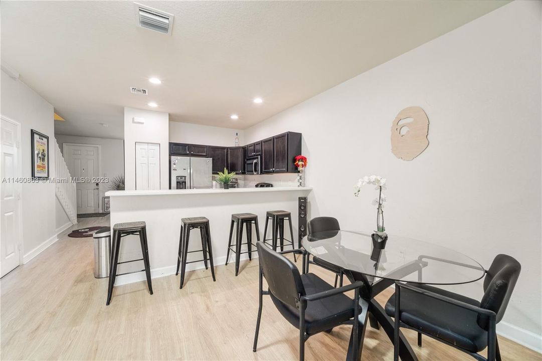 Recently Sold: $315,000 (2 beds, 2 baths, 1224 Square Feet)