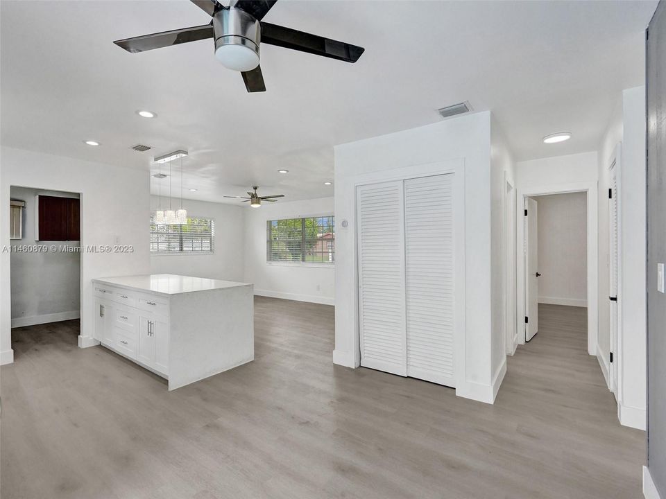 Vendido Recientemente: $529,000 (3 camas, 2 baños, 1309 Pies cuadrados)