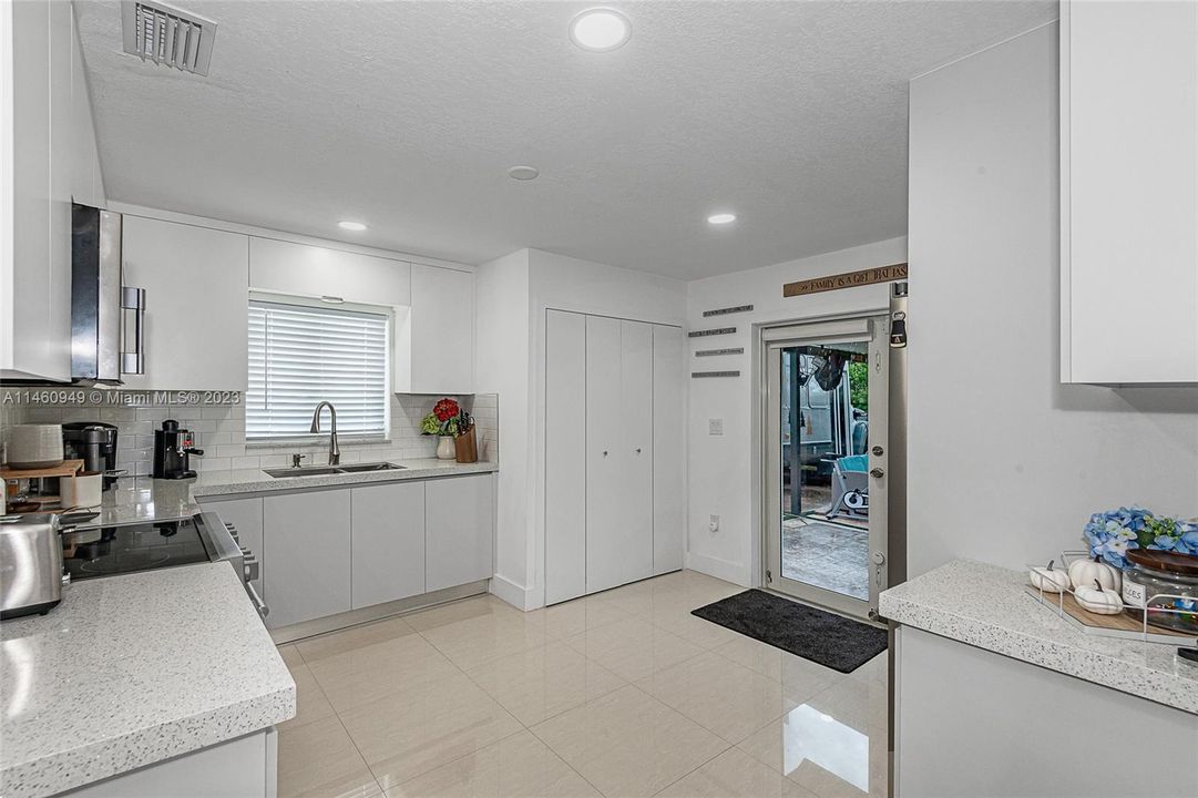 Vendido Recientemente: $569,000 (3 camas, 2 baños, 1444 Pies cuadrados)