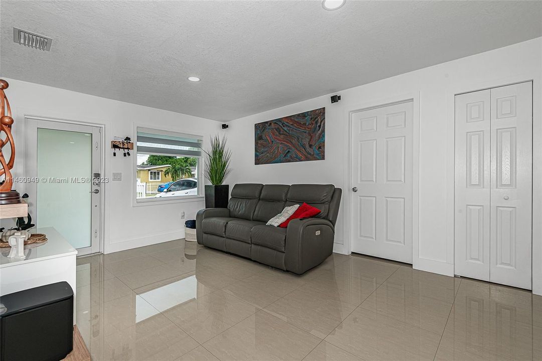 Vendido Recientemente: $569,000 (3 camas, 2 baños, 1444 Pies cuadrados)