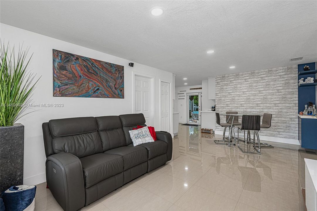 Vendido Recientemente: $569,000 (3 camas, 2 baños, 1444 Pies cuadrados)