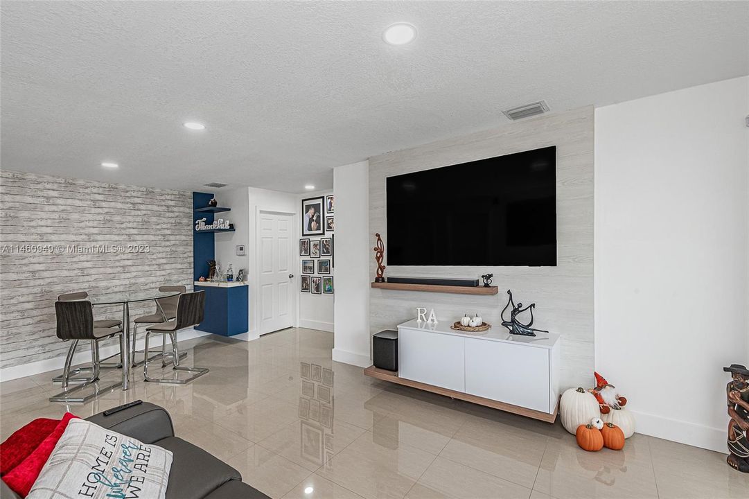 Vendido Recientemente: $569,000 (3 camas, 2 baños, 1444 Pies cuadrados)