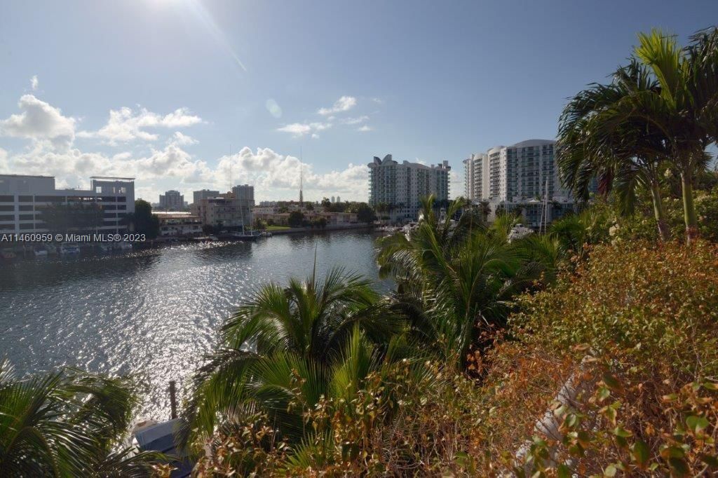 Recently Rented: $4,990 (3 beds, 2 baths, 1771 Square Feet)