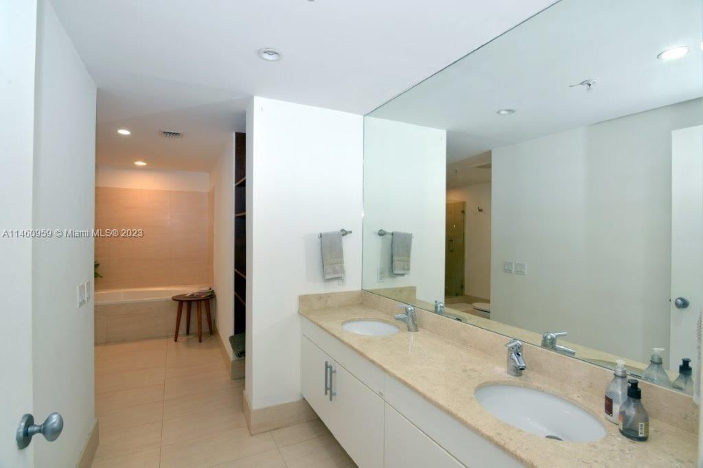 Recently Rented: $4,990 (3 beds, 2 baths, 1771 Square Feet)