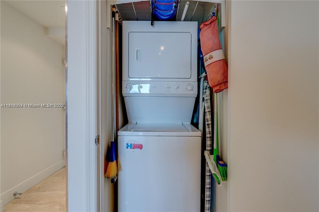 Recently Rented: $3,599 (1 beds, 1 baths, 806 Square Feet)