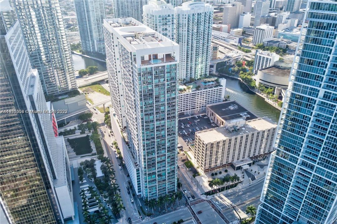 Recently Rented: $3,599 (1 beds, 1 baths, 806 Square Feet)