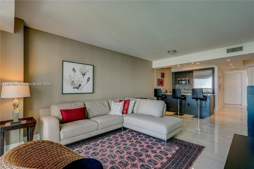 Recently Rented: $3,599 (1 beds, 1 baths, 806 Square Feet)