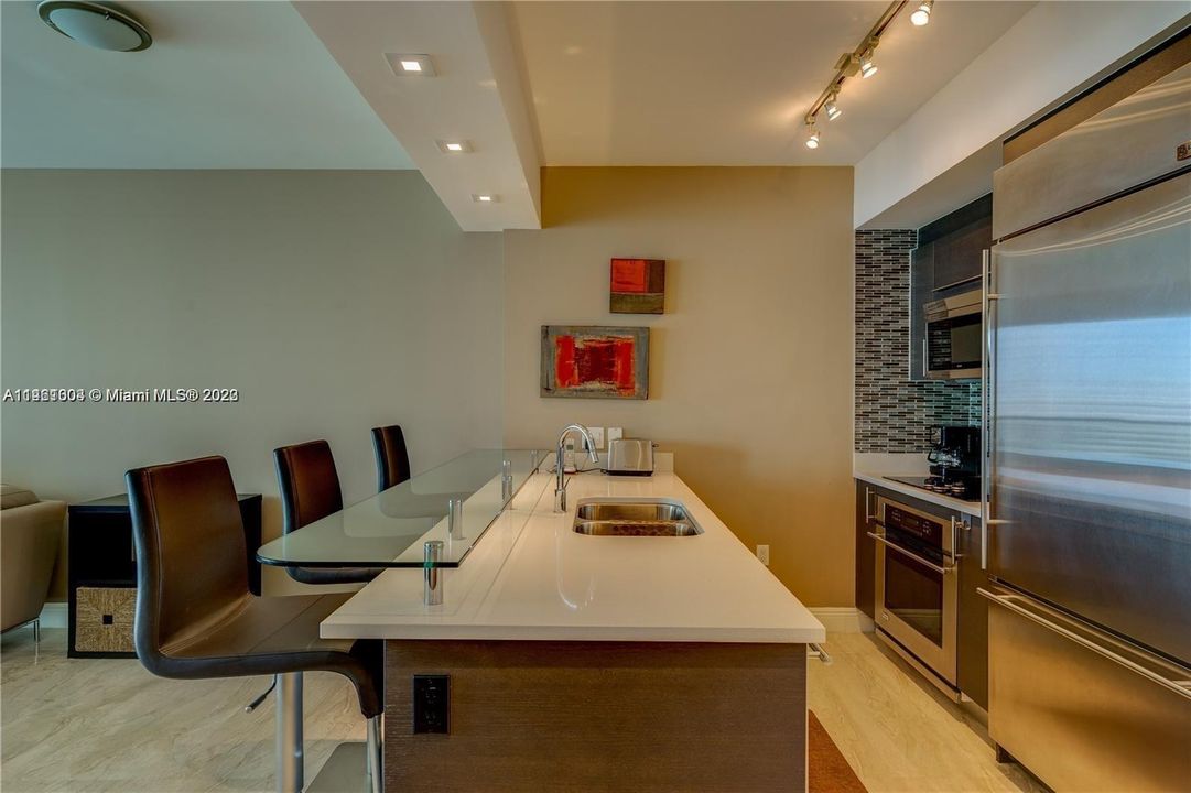 Recently Rented: $3,599 (1 beds, 1 baths, 806 Square Feet)