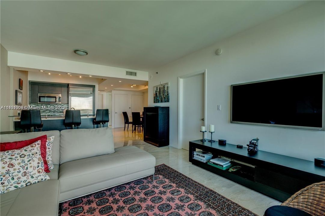 Recently Rented: $3,599 (1 beds, 1 baths, 806 Square Feet)