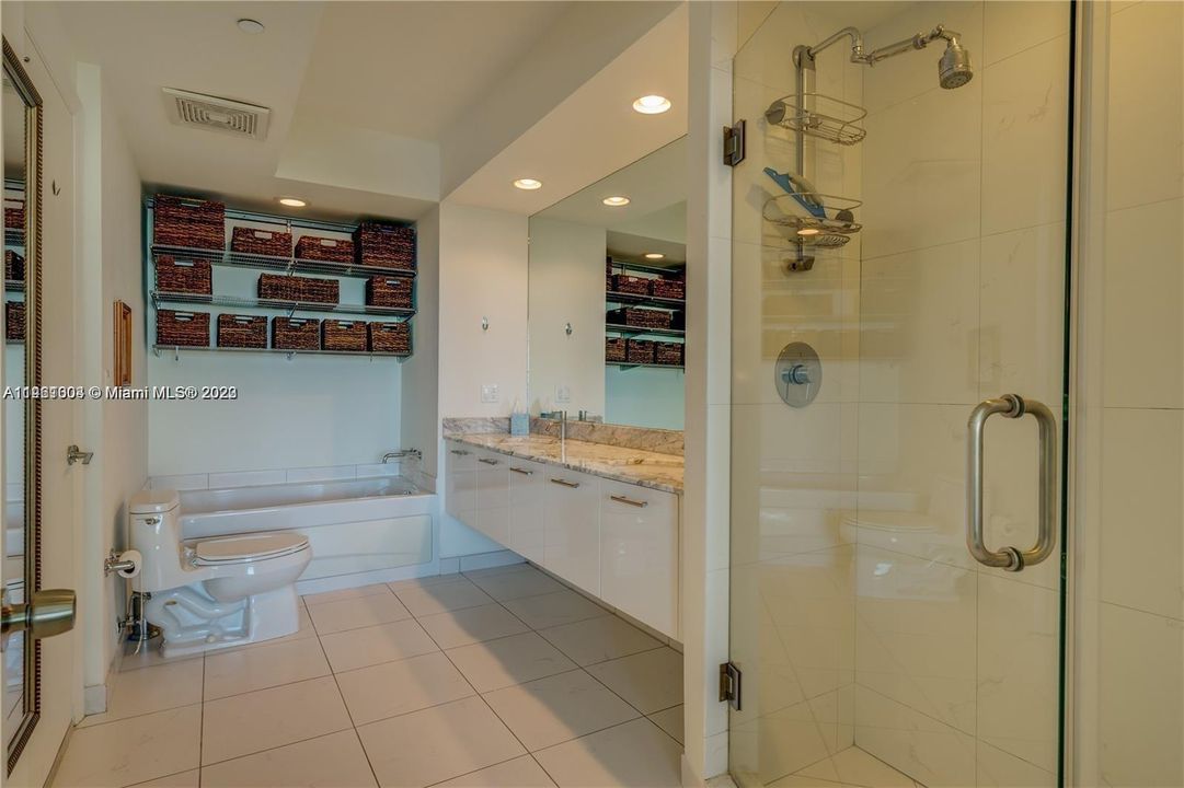 Recently Rented: $3,599 (1 beds, 1 baths, 806 Square Feet)