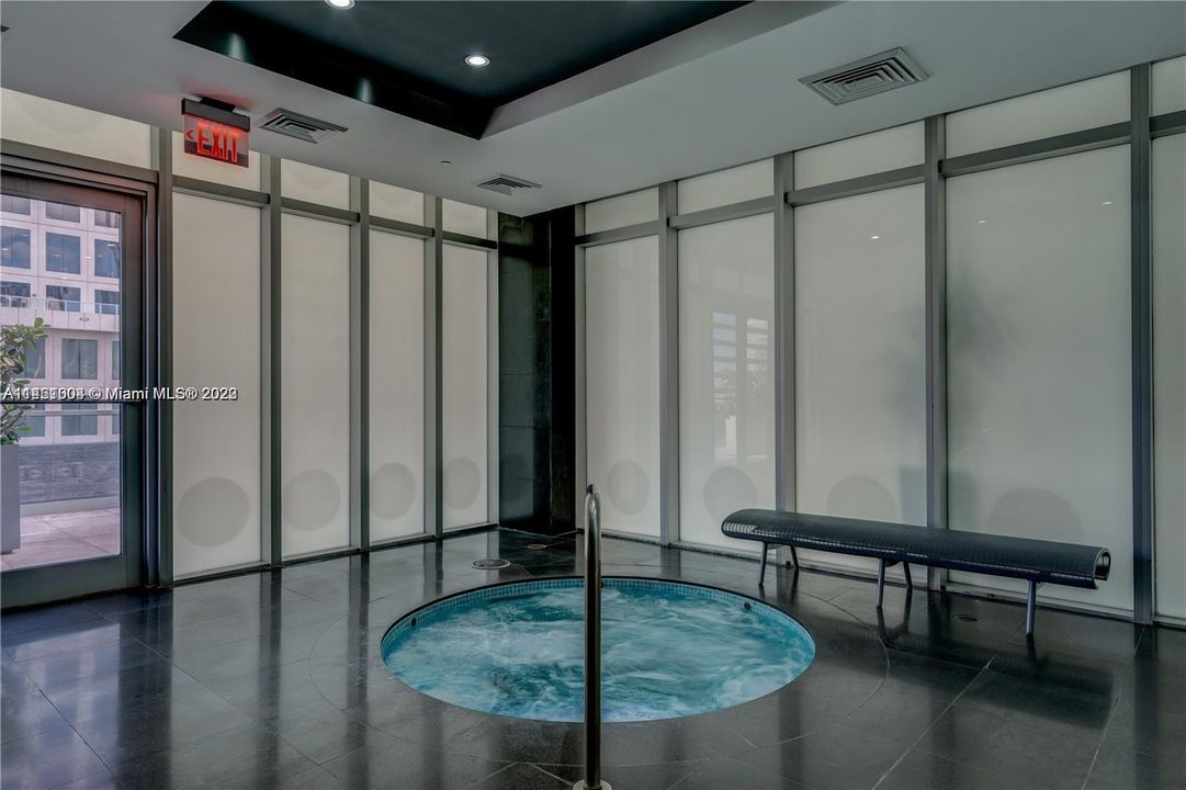 Recently Rented: $3,599 (1 beds, 1 baths, 806 Square Feet)