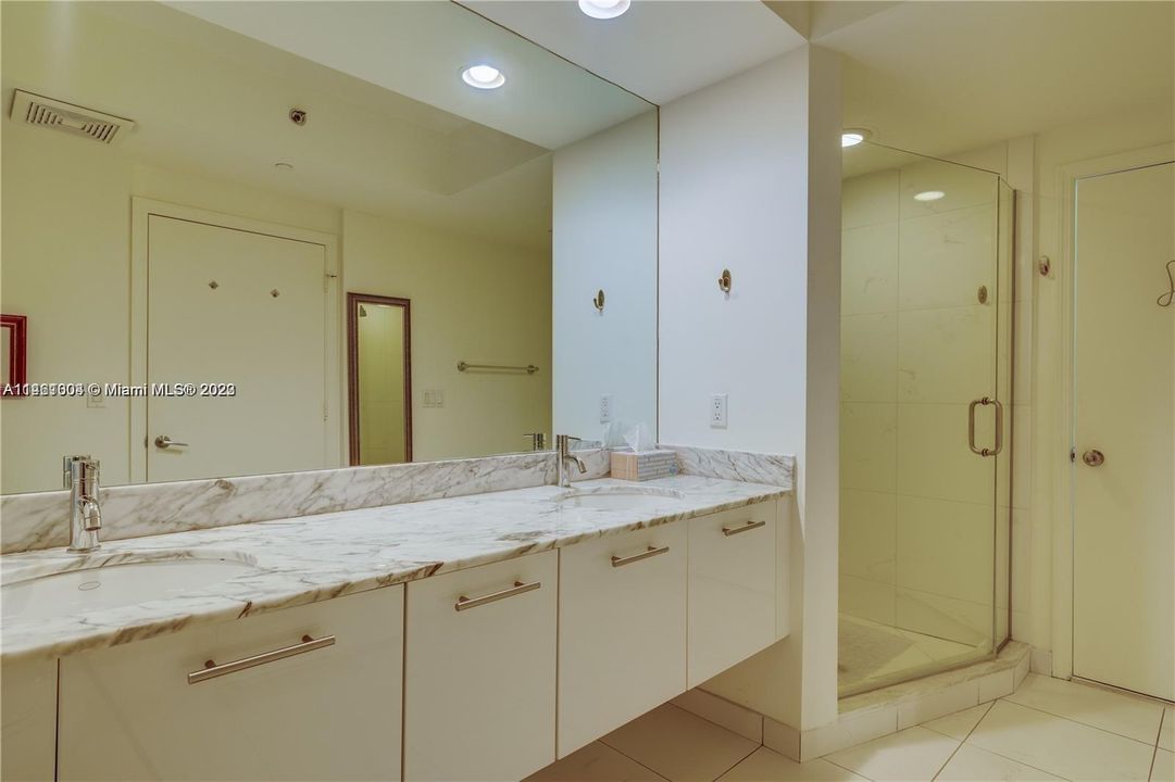 Recently Rented: $3,599 (1 beds, 1 baths, 806 Square Feet)