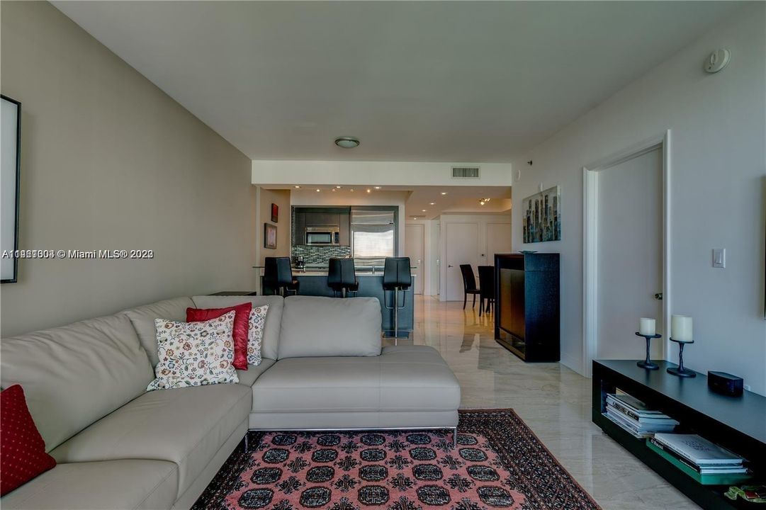 Recently Rented: $3,599 (1 beds, 1 baths, 806 Square Feet)