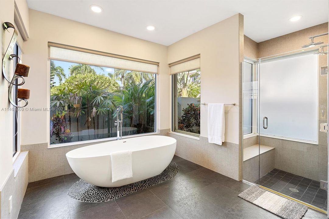 Недавно продано: $2,400,000 (5 спален, 4 ванн, 4156 Квадратных фут)