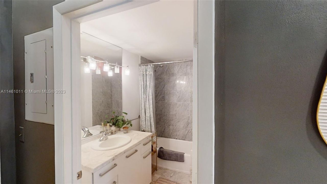 Recently Rented: $2,050 (0 beds, 1 baths, 501 Square Feet)