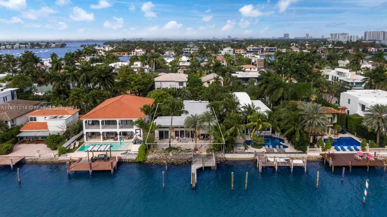 Недавно продано: $6,899,000 (4 спален, 2 ванн, 3086 Квадратных фут)