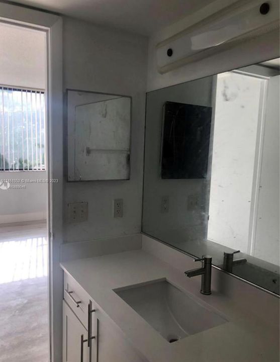 Recently Rented: $1,700 (1 beds, 2 baths, 822 Square Feet)