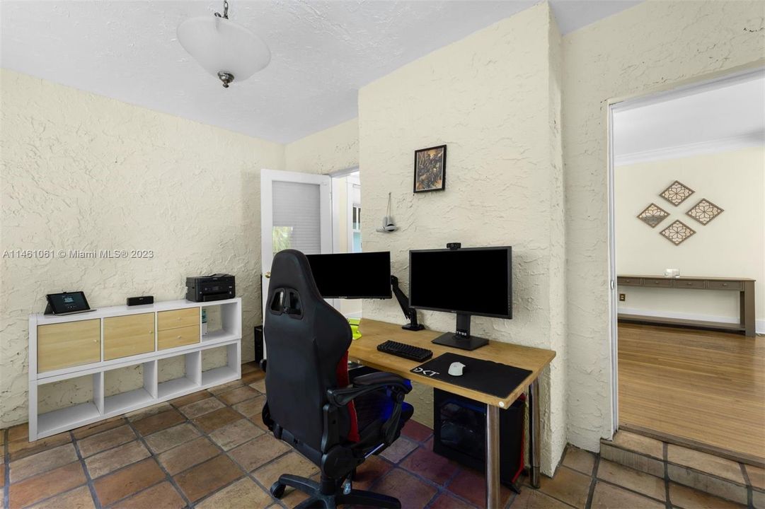 Vendido Recientemente: $995,000 (3 camas, 2 baños, 2160 Pies cuadrados)