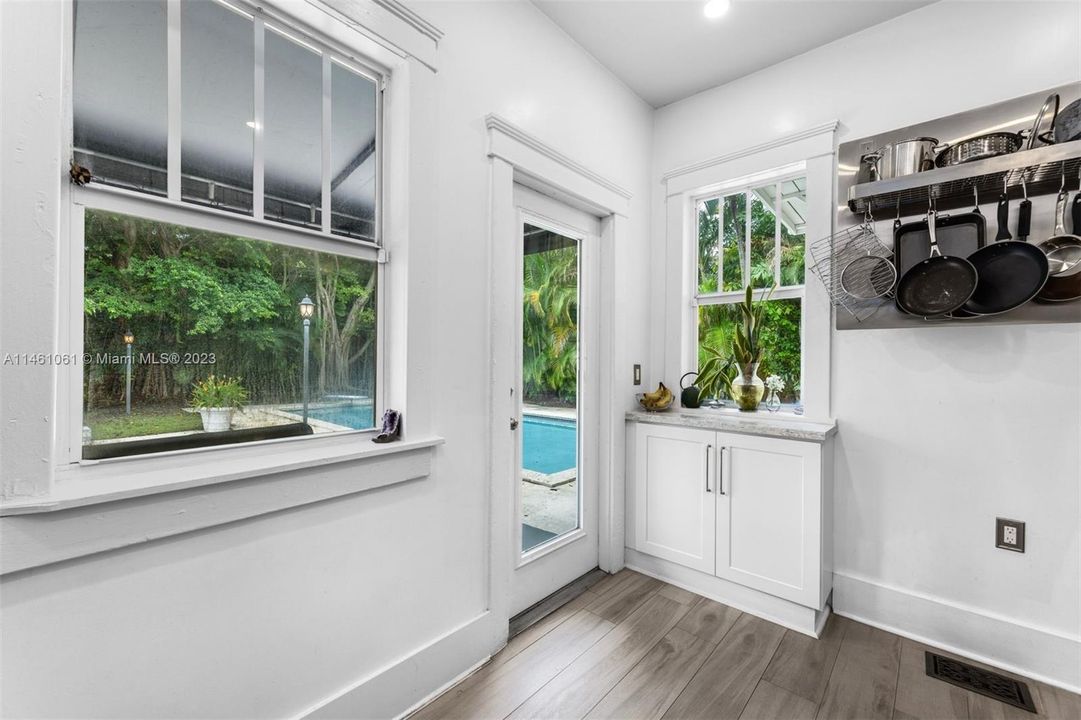 Vendido Recientemente: $995,000 (3 camas, 2 baños, 2160 Pies cuadrados)