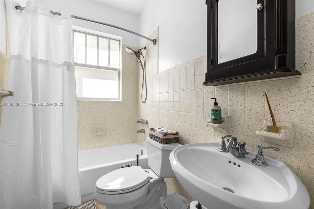 Vendido Recientemente: $995,000 (3 camas, 2 baños, 2160 Pies cuadrados)