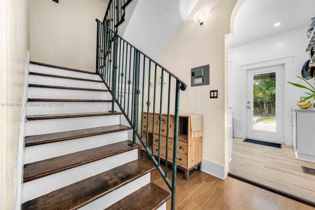 Vendido Recientemente: $995,000 (3 camas, 2 baños, 2160 Pies cuadrados)