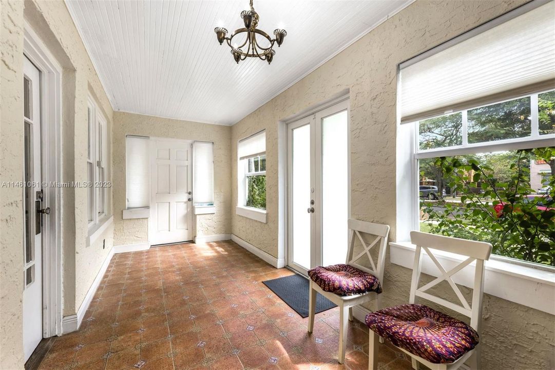 Vendido Recientemente: $995,000 (3 camas, 2 baños, 2160 Pies cuadrados)