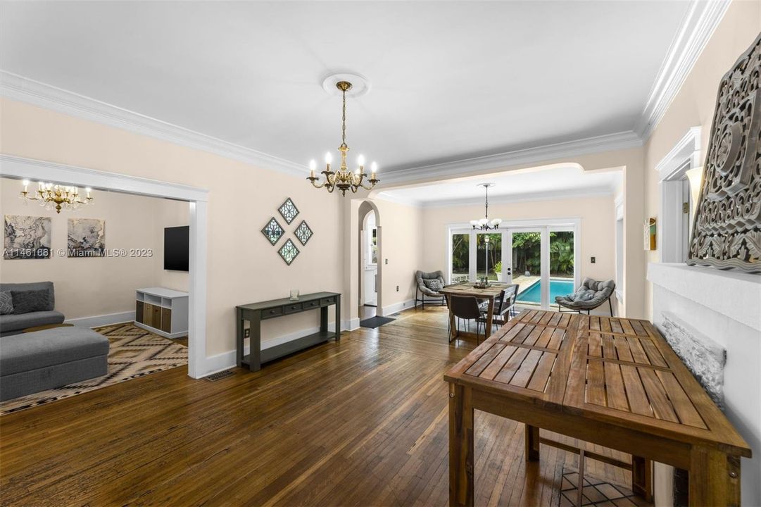 Vendido Recientemente: $995,000 (3 camas, 2 baños, 2160 Pies cuadrados)