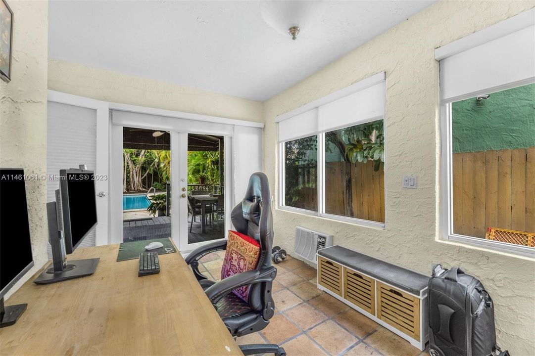 Vendido Recientemente: $995,000 (3 camas, 2 baños, 2160 Pies cuadrados)