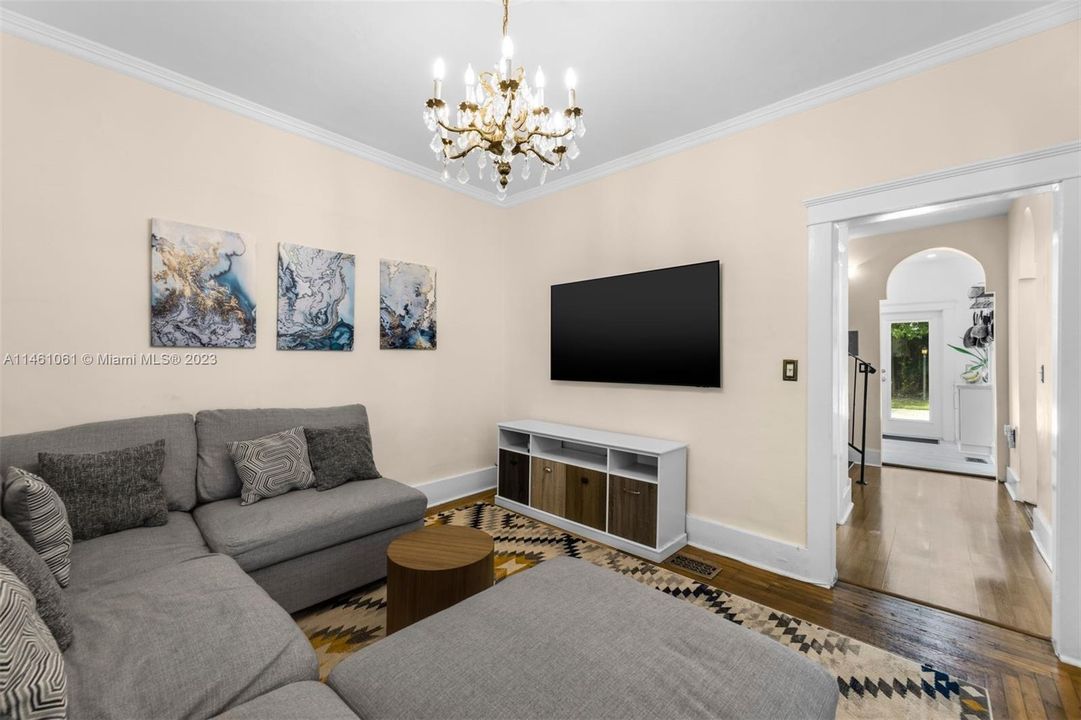 Vendido Recientemente: $995,000 (3 camas, 2 baños, 2160 Pies cuadrados)