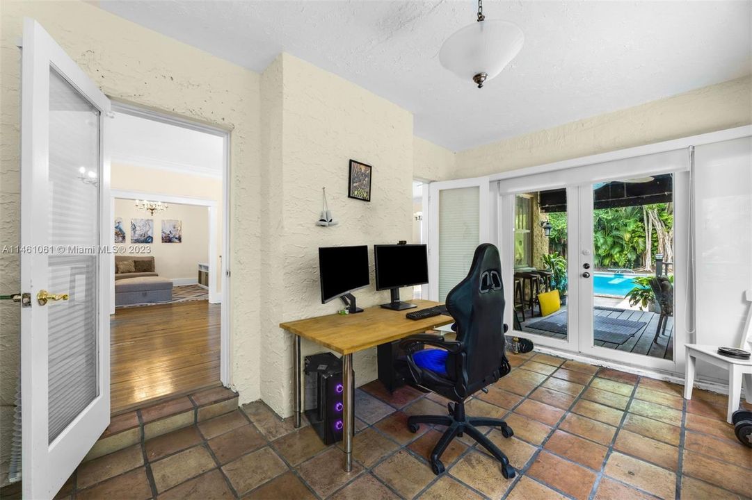 Vendido Recientemente: $995,000 (3 camas, 2 baños, 2160 Pies cuadrados)