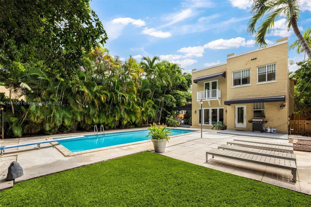 Vendido Recientemente: $995,000 (3 camas, 2 baños, 2160 Pies cuadrados)