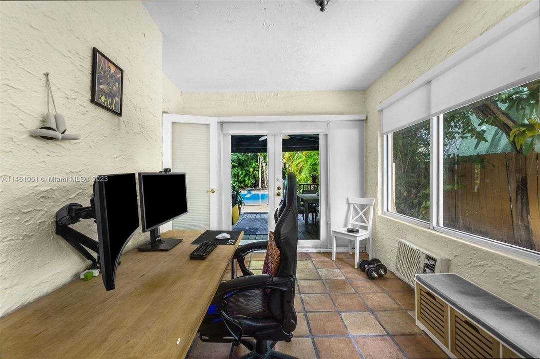 Vendido Recientemente: $995,000 (3 camas, 2 baños, 2160 Pies cuadrados)