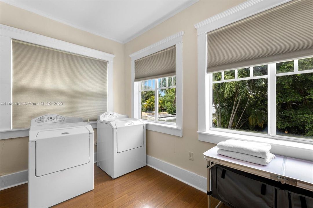 Vendido Recientemente: $995,000 (3 camas, 2 baños, 2160 Pies cuadrados)