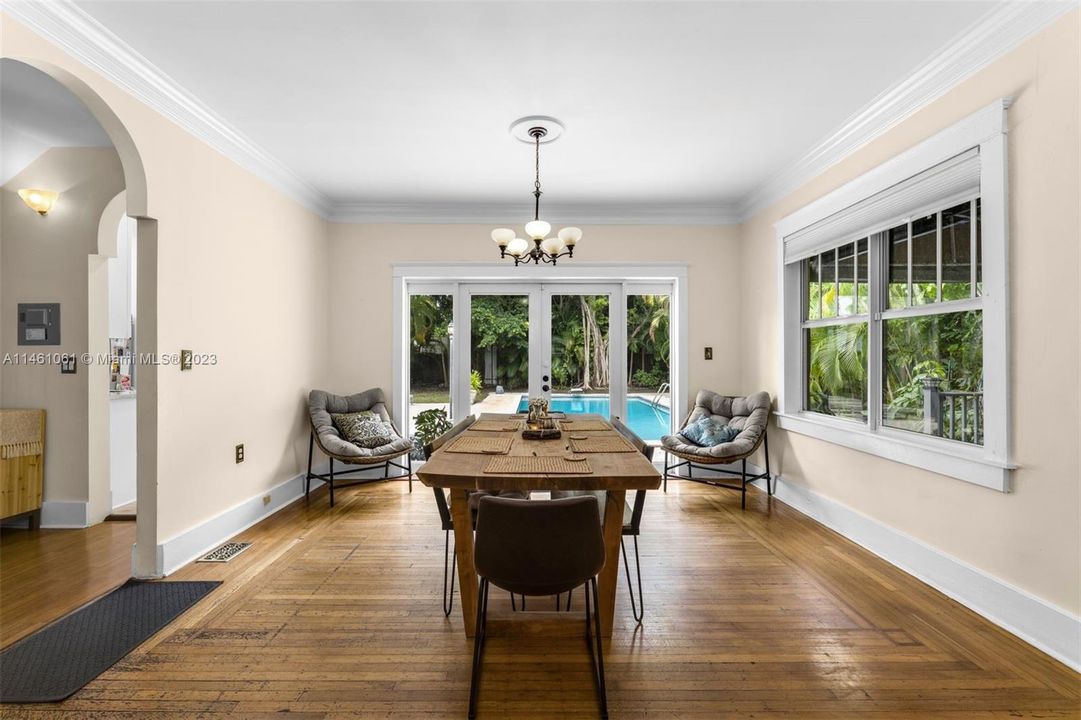 Vendido Recientemente: $995,000 (3 camas, 2 baños, 2160 Pies cuadrados)