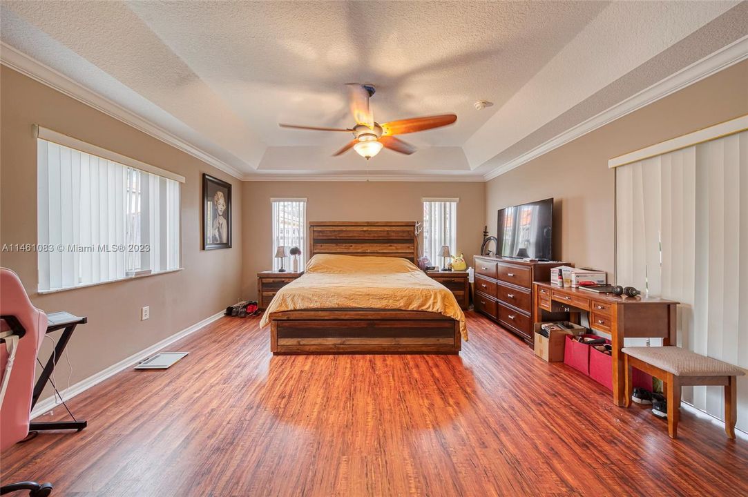 Recently Sold: $475,000 (3 beds, 2 baths, 1934 Square Feet)