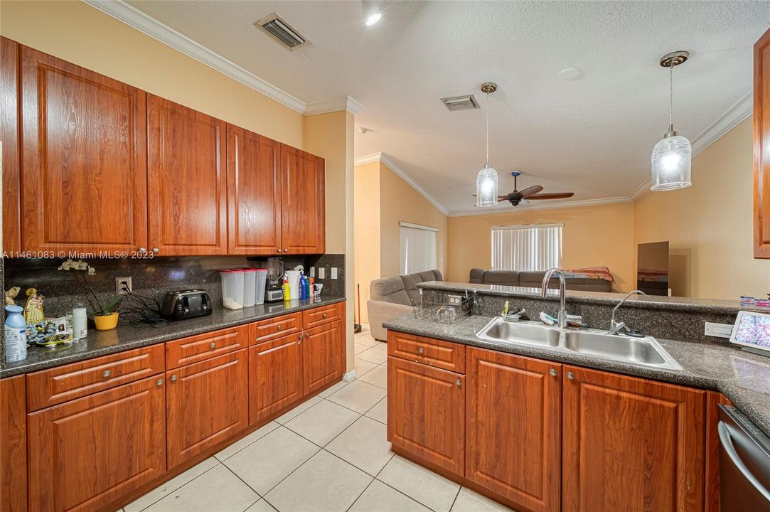 Recently Sold: $475,000 (3 beds, 2 baths, 1934 Square Feet)