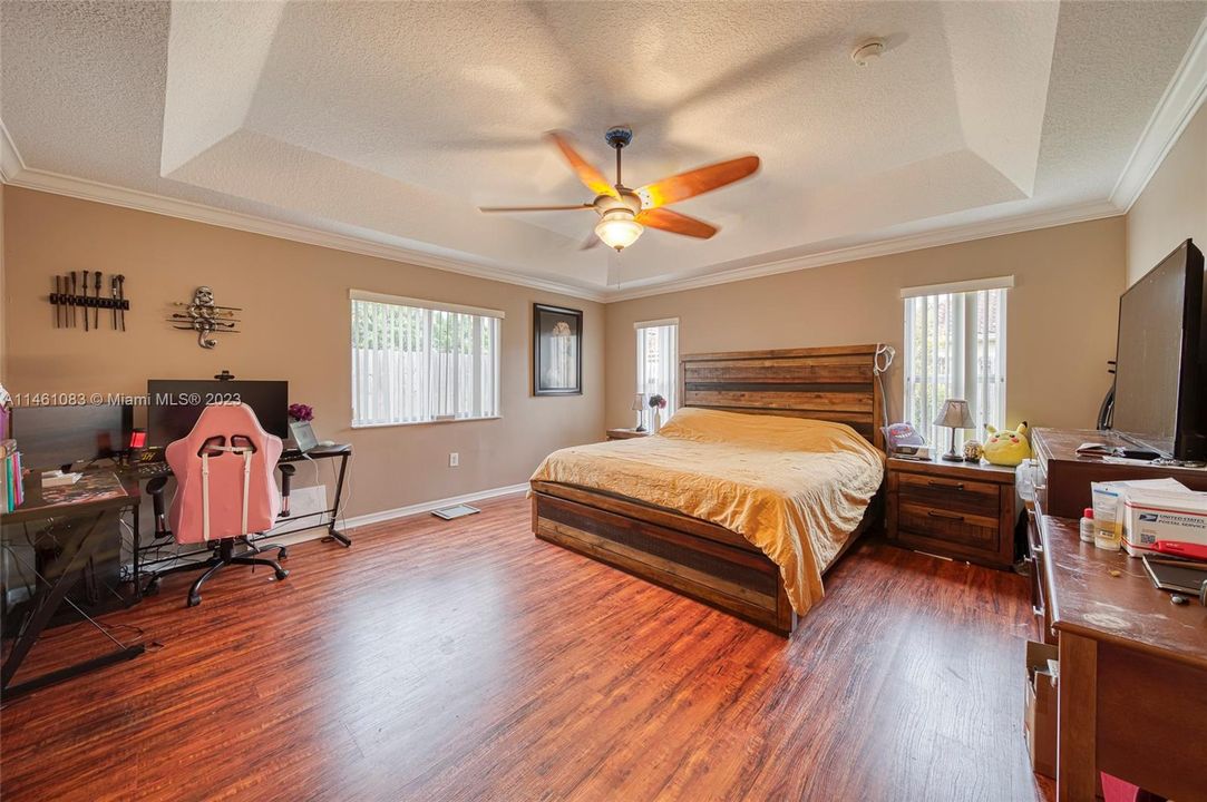 Recently Sold: $475,000 (3 beds, 2 baths, 1934 Square Feet)