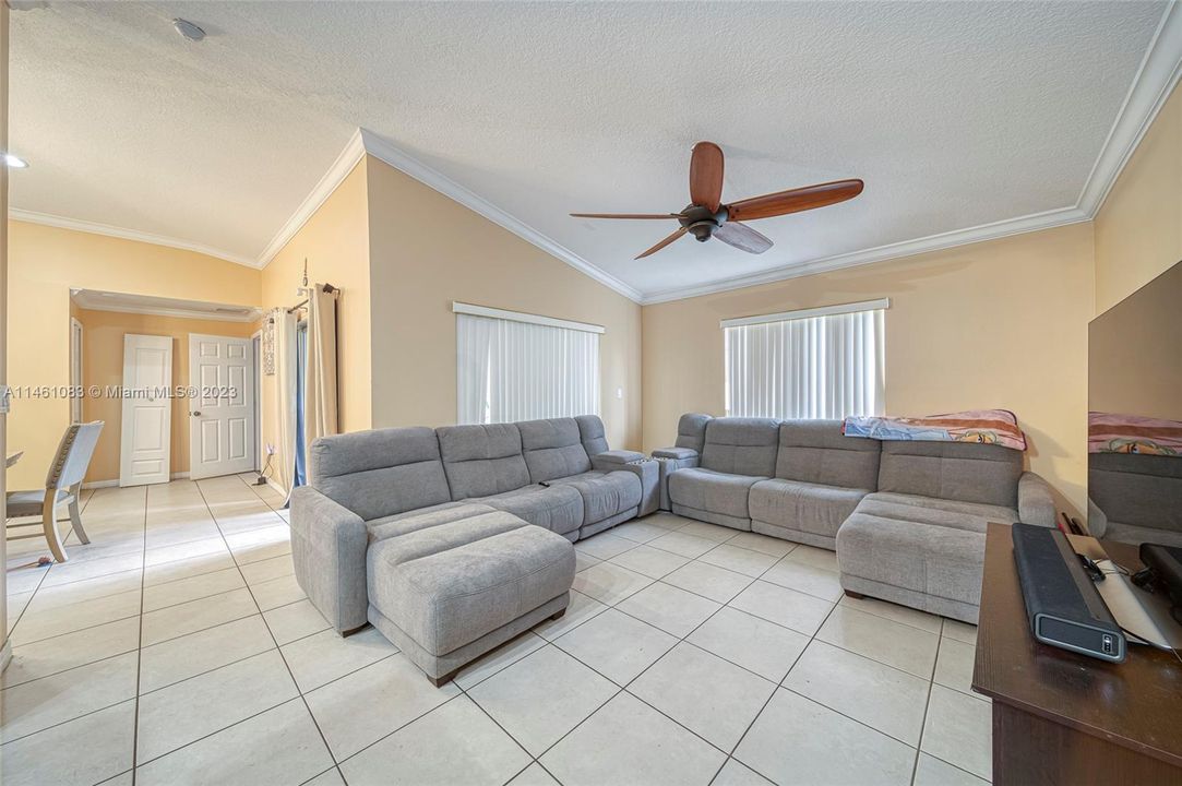 Recently Sold: $475,000 (3 beds, 2 baths, 1934 Square Feet)