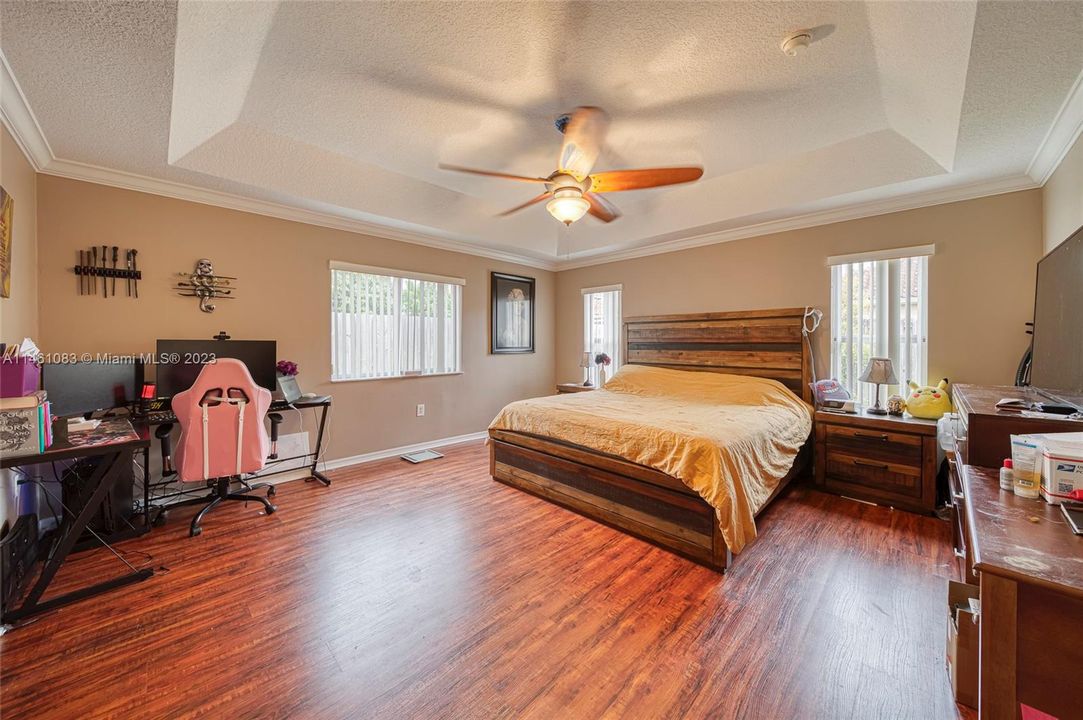 Recently Sold: $475,000 (3 beds, 2 baths, 1934 Square Feet)