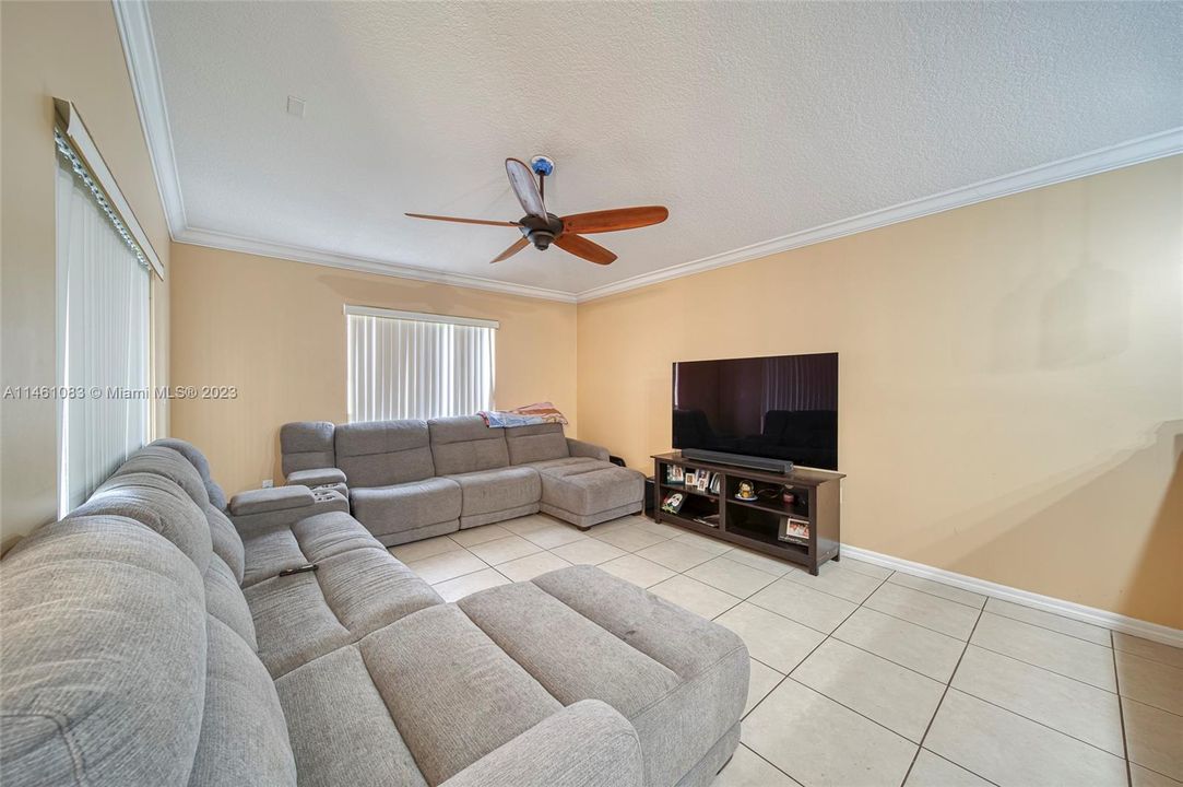 Recently Sold: $475,000 (3 beds, 2 baths, 1934 Square Feet)