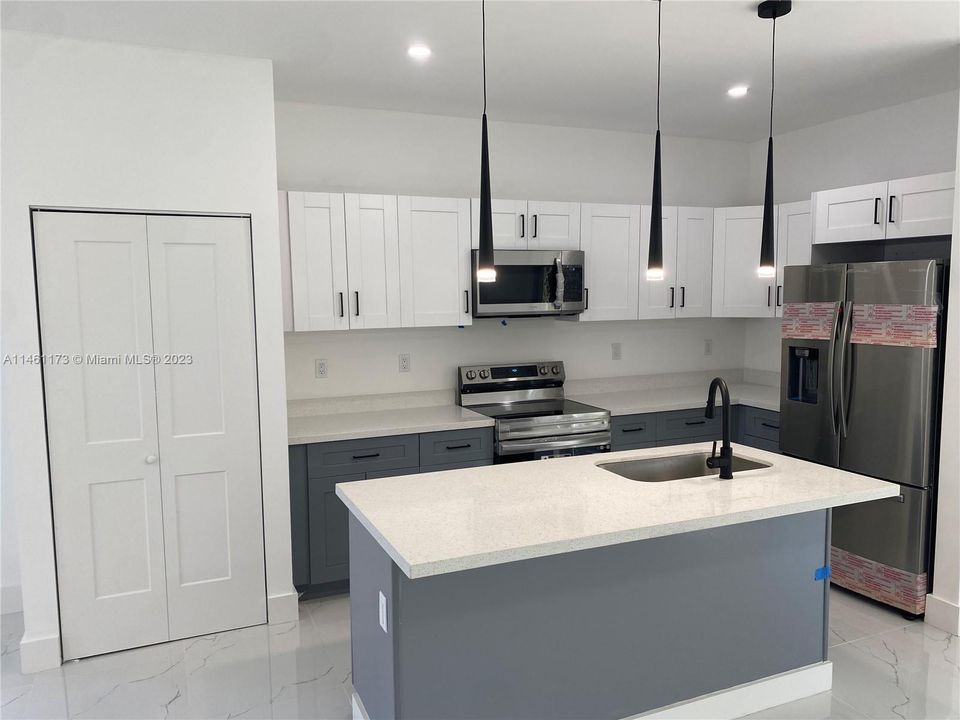 Recently Sold: $550,000 (4 beds, 3 baths, 1785 Square Feet)