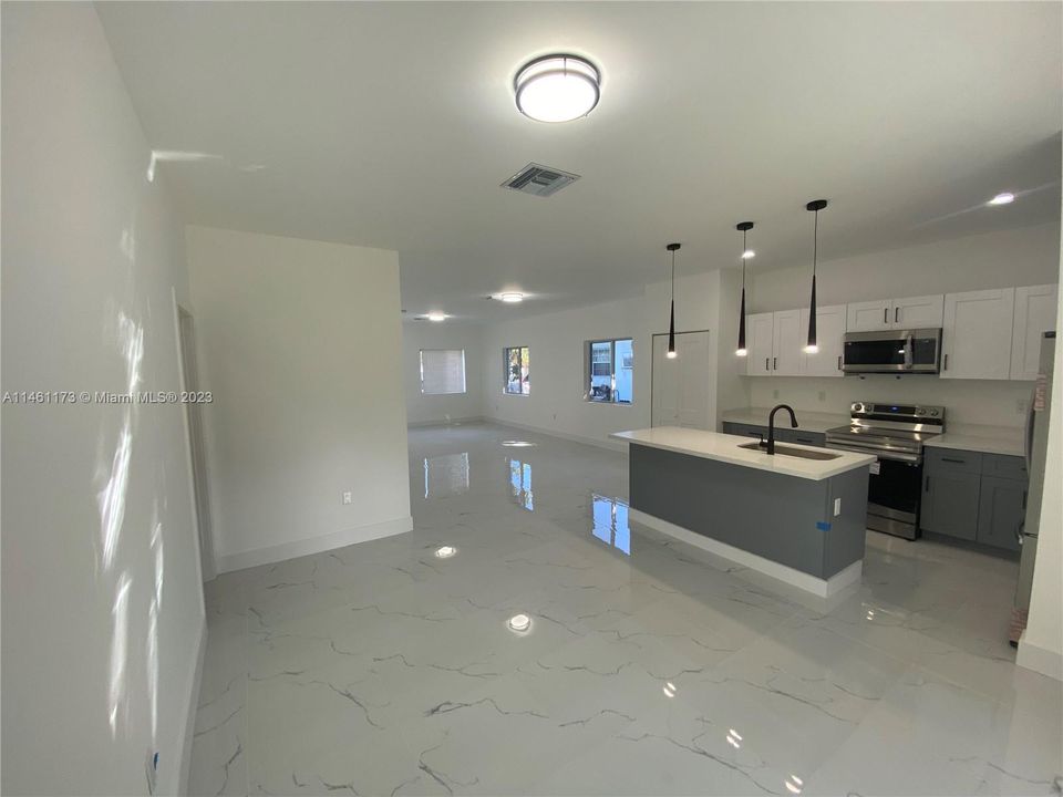 Recently Sold: $550,000 (4 beds, 3 baths, 1785 Square Feet)