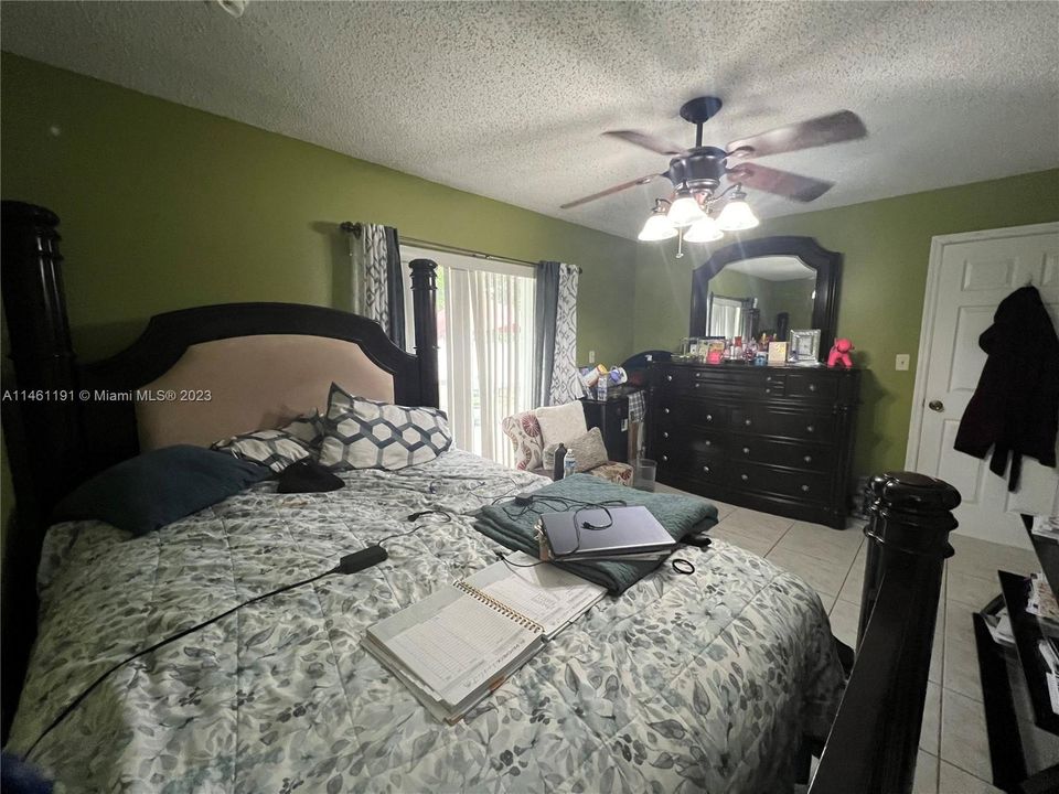 Vendido Recientemente: $495,000 (4 camas, 2 baños, 1652 Pies cuadrados)