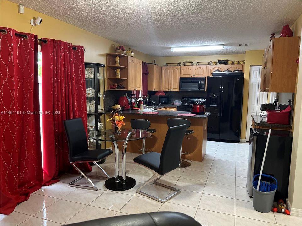 Vendido Recientemente: $495,000 (4 camas, 2 baños, 1652 Pies cuadrados)