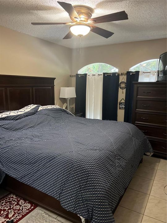 Vendido Recientemente: $495,000 (4 camas, 2 baños, 1652 Pies cuadrados)