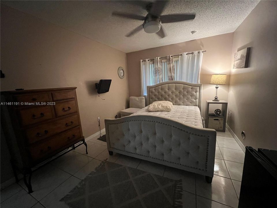 Vendido Recientemente: $495,000 (4 camas, 2 baños, 1652 Pies cuadrados)